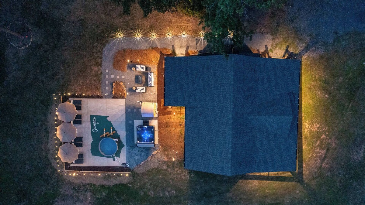 Talking Rock House | Wellness Cabin - Sauna, Cold Plunge, Hot Tub, Pool