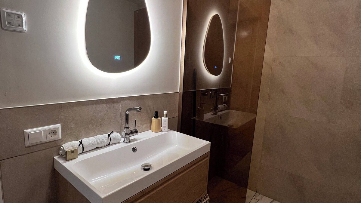 Bodegraven Apartment | Wellness-Loft: sauna, jacuzzi& cinema. Centrally located near the station