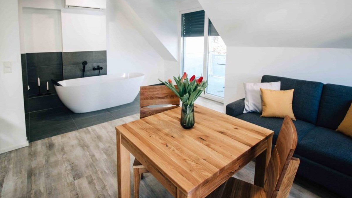 Pleinfeld Apartment | Wellness oasis with free-standing bathtub