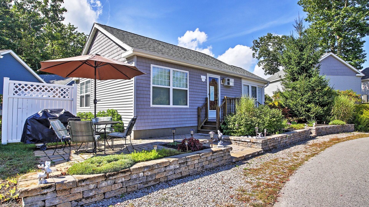 Moody Cottage | Wells Beach Cottage w/Pool Access ~ 1 Mi to Coast