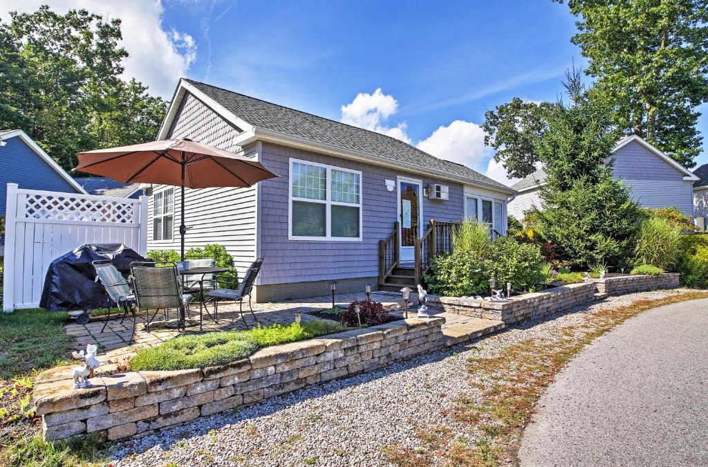 Moody House | Wells Beach Cottage with Pool Access about 1 Mi to Coast