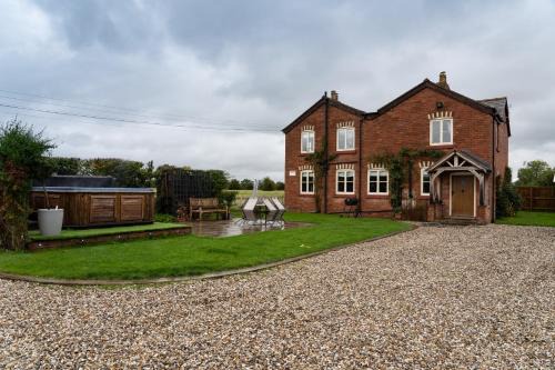 Overton-on-dee House | Welsh Cottage with Hot Tub - Jubilee House