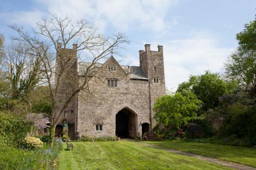 Mathern House | Welsh Gatehouse, Historic Castle which can cater for Electric Vehicle