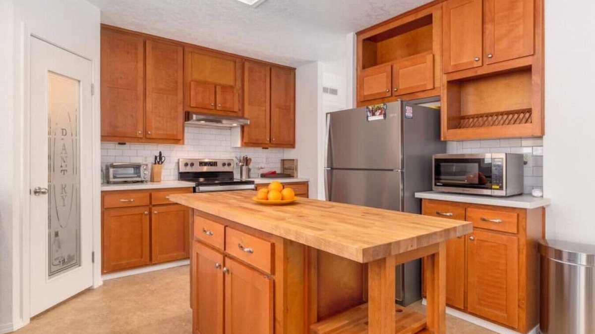East Wenatchee House | Wenatchee 1 · Work & Ski Friendly Mountain View Home w Fireplace
