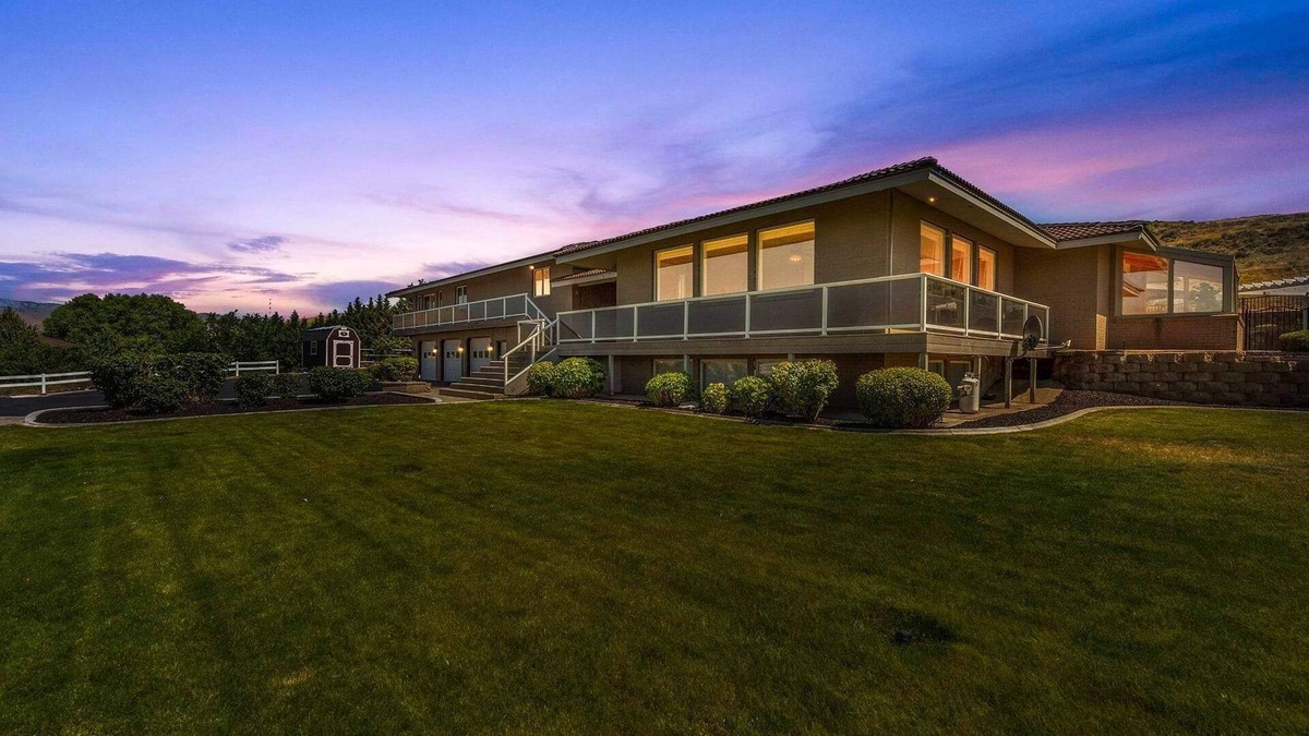 East Wenatchee Villa | Wenatchee Mansion. 6500 sqft, pool, hot tub, 7 BR, theater, billiards and more!