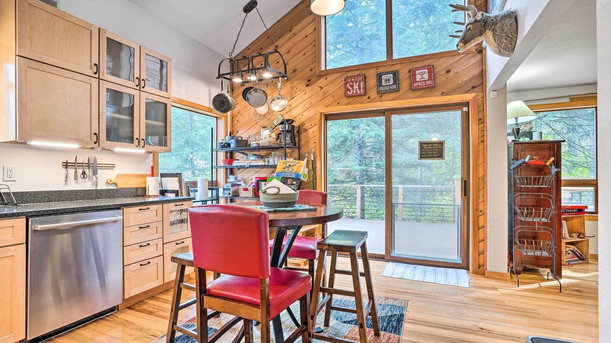 Wenatchee House | Wenatchee Retreat w/Deck < 4 Mi to Skiing!