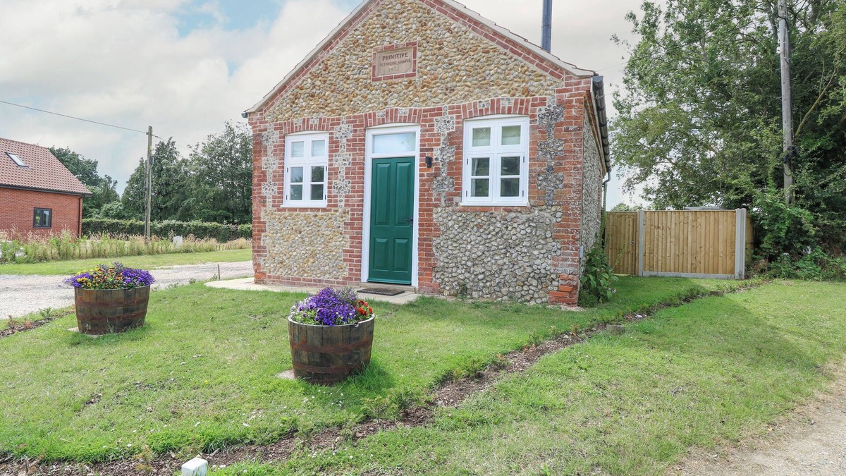 Dereham House | WENSUM SPRING, pet friendly, character holiday cottage in Fakenham