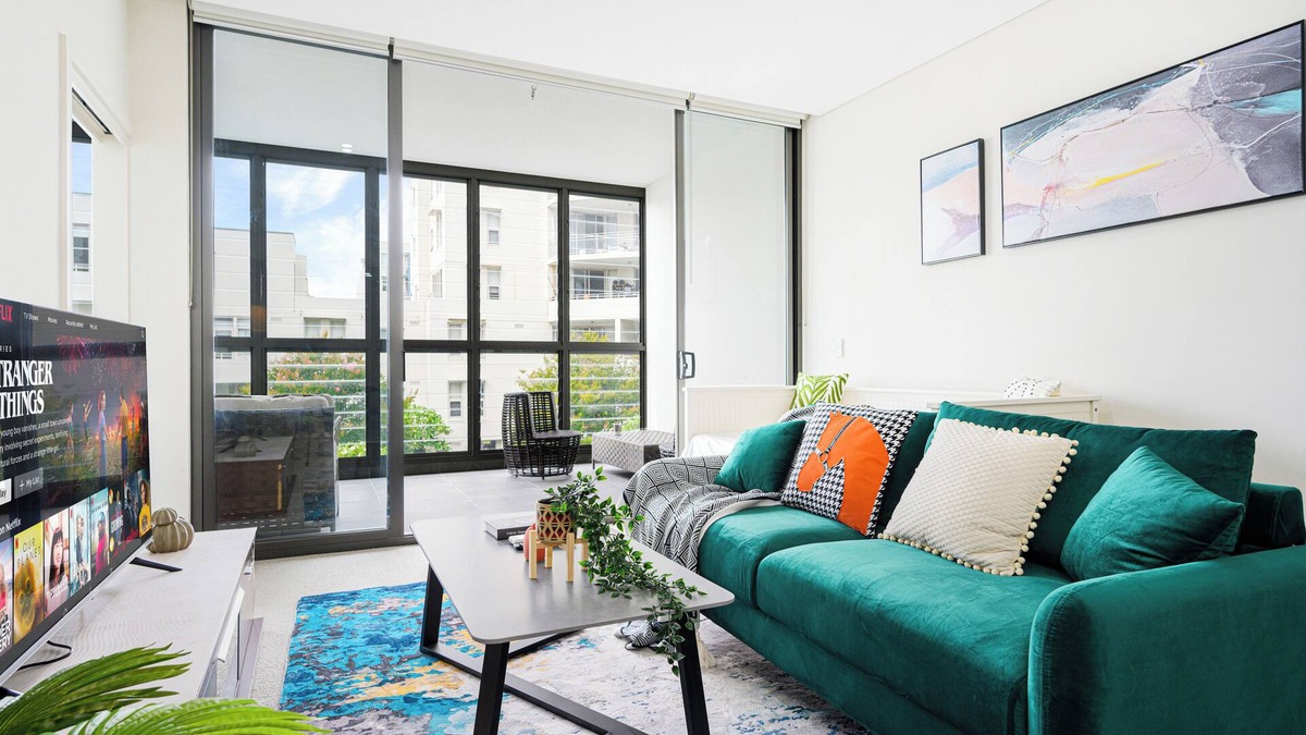 Sydney Olympic Park Apartment | Wentworth Point Modern 2Br with large belconyn