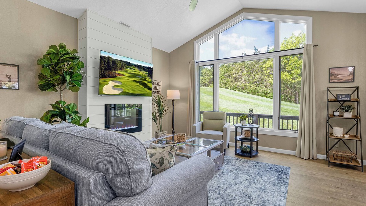 Camdenton House | We’re #1 - Tee Box! Charming Cottage nestled in the heart of Old Kinderhook!