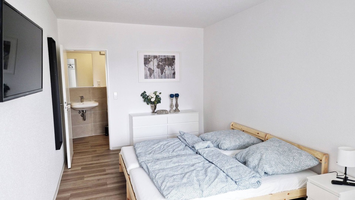 Brake Apartment | Weser Pension - Zweibettzimmer mit Eigenem Bad Nr. 1