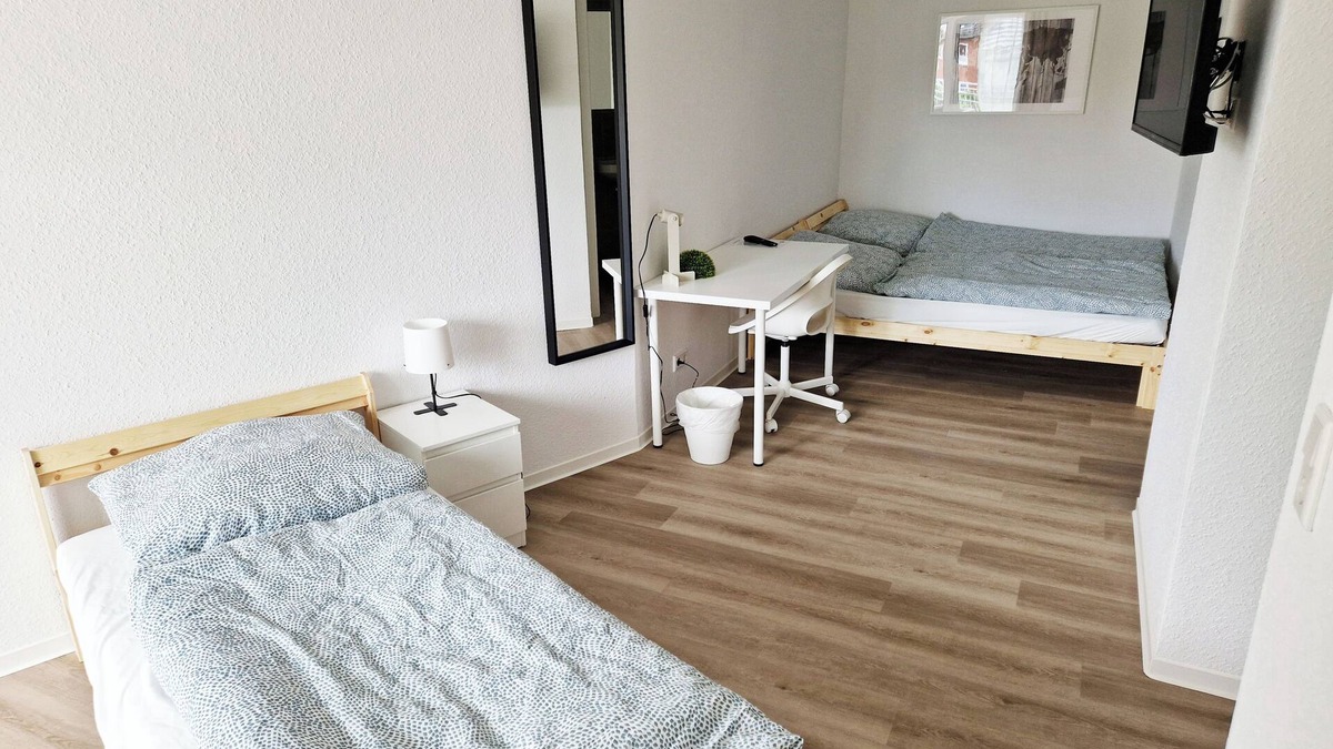 Brake Apartment | Weser Pension - Dreibettzimmer mit Eigenem Bad Nr. 5