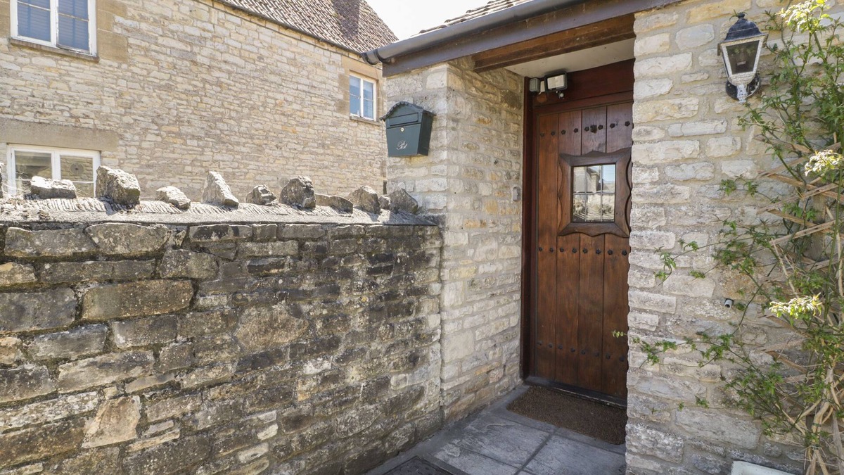 Pilton House | WESLEY HOUSE, pet friendly, with open fire in Pilton