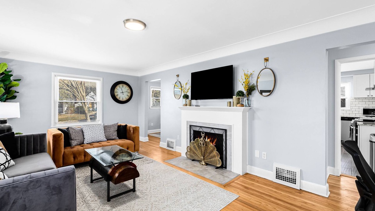 Ann Arbor House | West Ann Arbor Whole Home 4 Bed, 3 Full Bath - Sleeps 12!