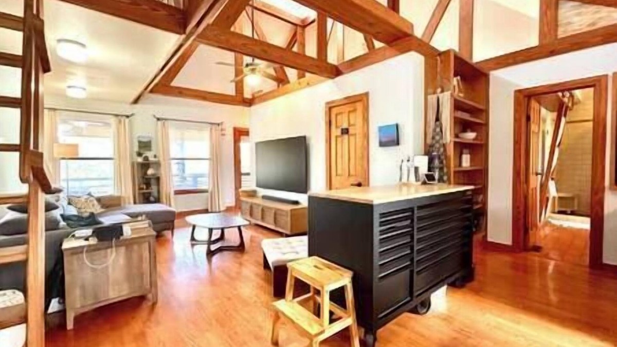 Austin Lake Estates House | West Austin Light-filled Retreat