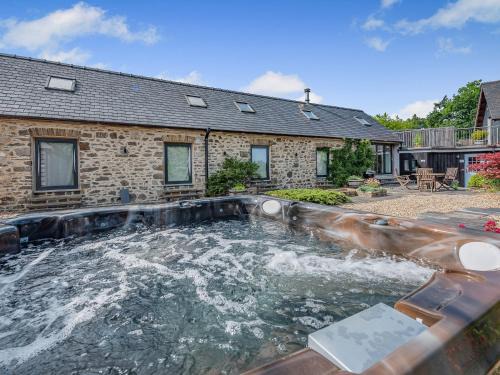 Llansadwrn House | West Barn
