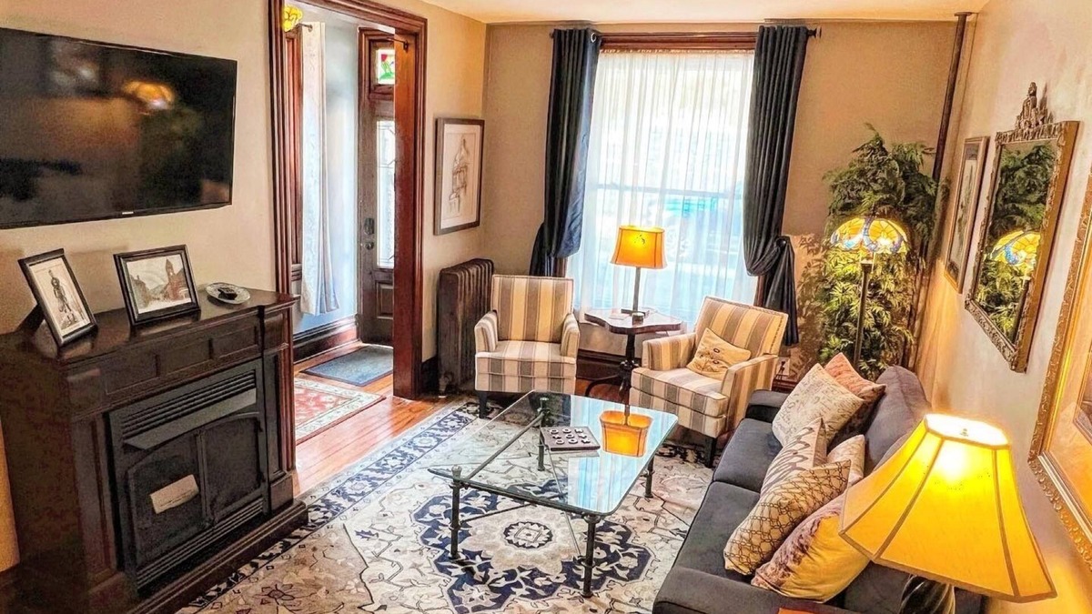 Ashfield House | West Broadway Guesthouse with off-street parking