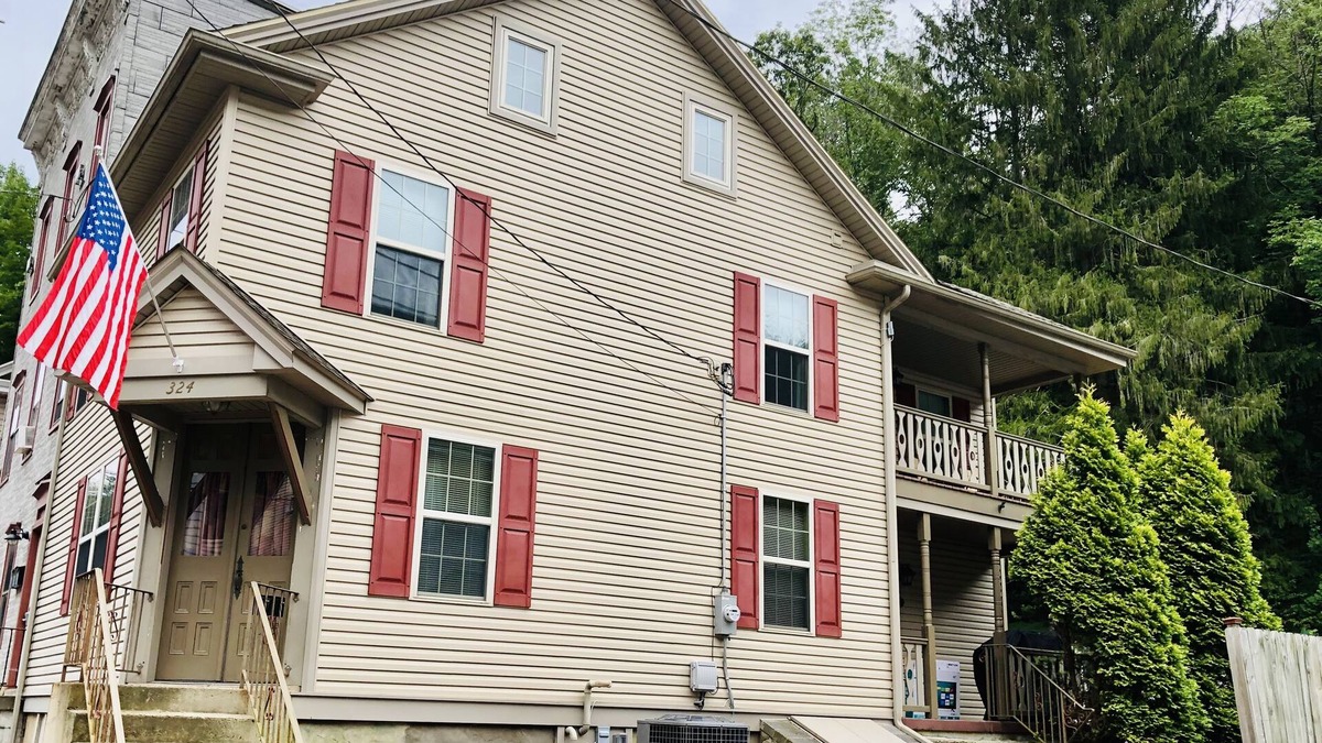 Ashfield House | West Broadway with private parking!