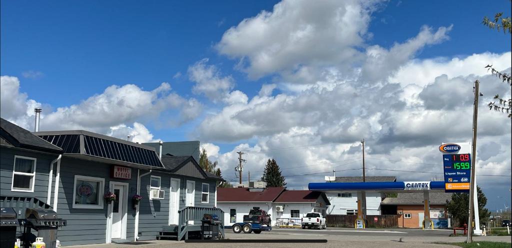 Pincher Creek Hotel | West Castle Motel