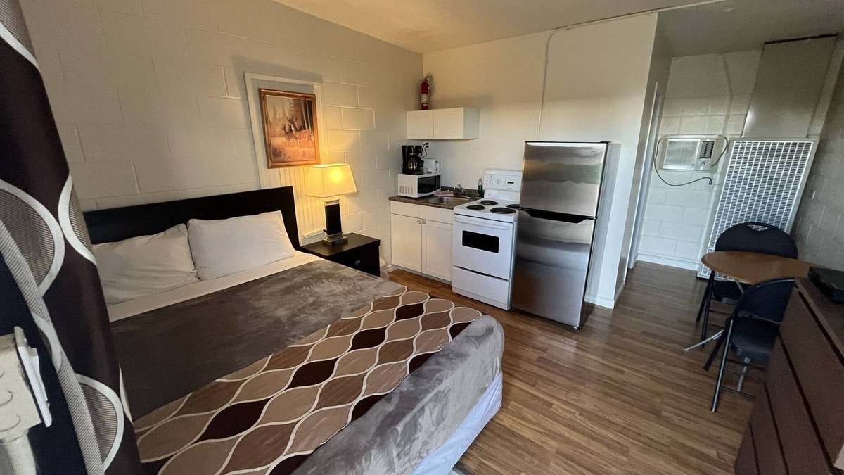Pincher Creek Hotel | West Castle Motel