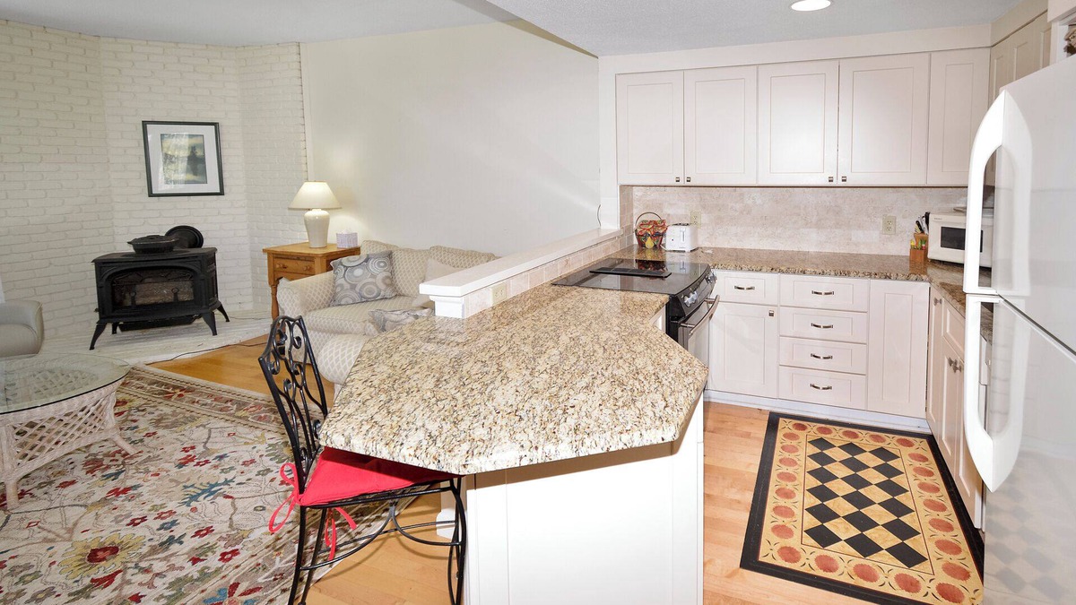 Grantham Condo | West Cove Condo in Eastman
