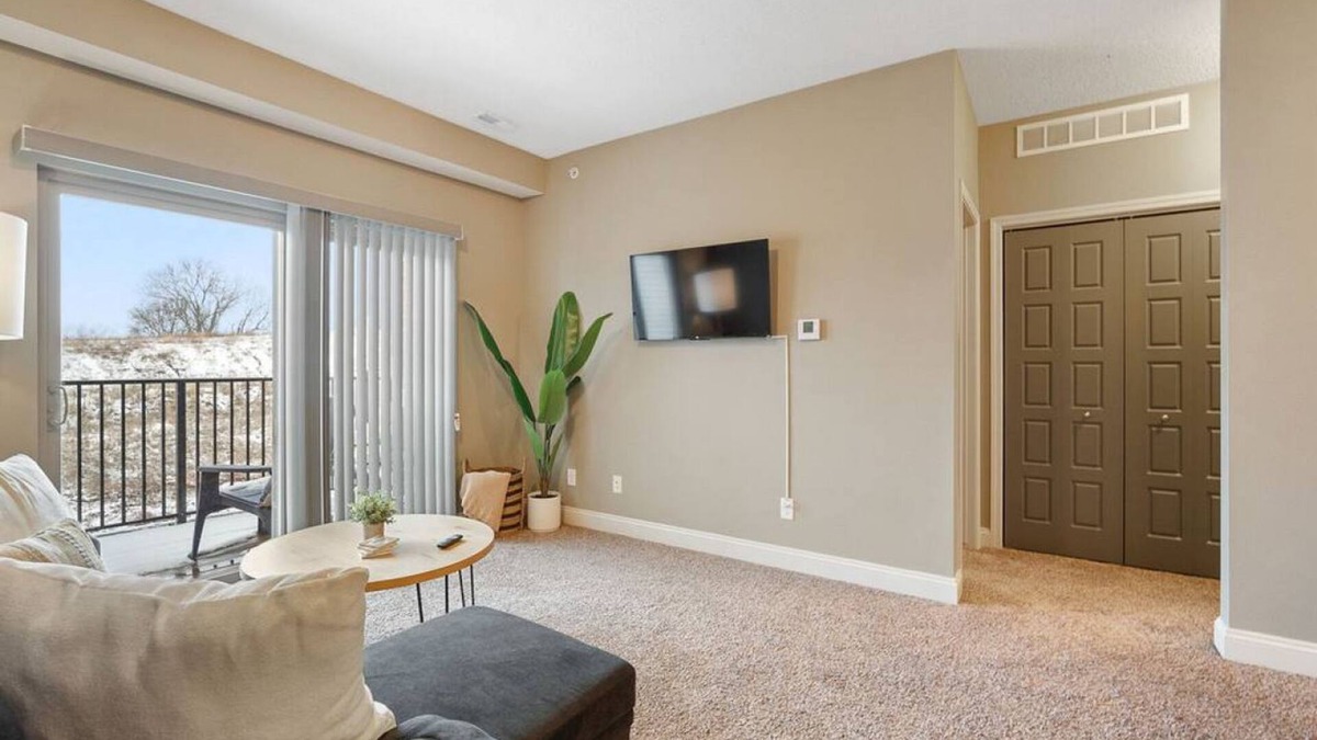 West Des Moines Apartment | West Des Moines- Garage Gym Pool Jordan Creek