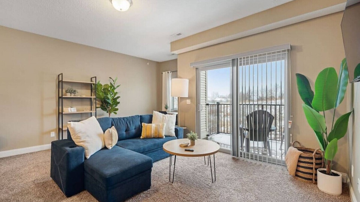 West Des Moines Apartment | West Des Moines- Garage, Gym, Pool, Jordan Creek