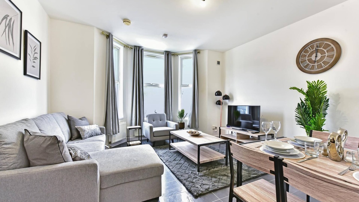 West Ealing Apartment | West Ealing Serviced Apartment B - 2 Bedroom 2 Bath Parking Near Station