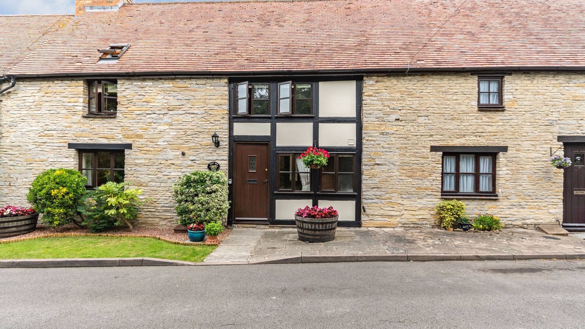 Pitchcombe Cottage | WEST END BARN, pet friendly, with open fire in Cleeve Prior