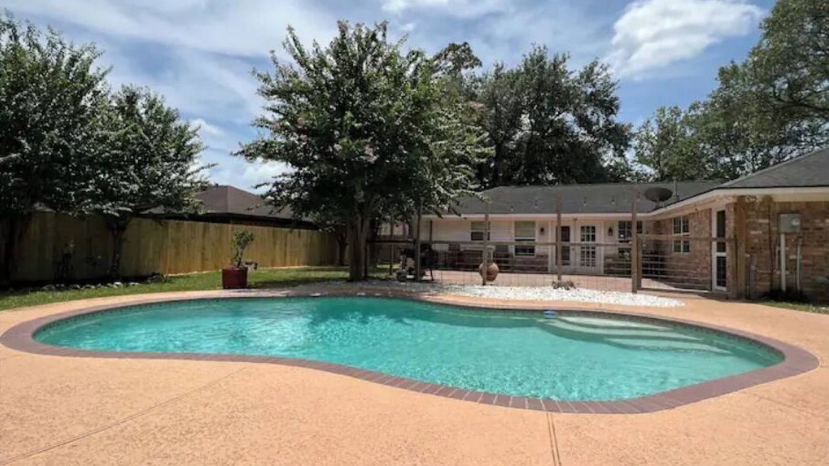 Beaumont House | West End Beaumont Home with Pool
