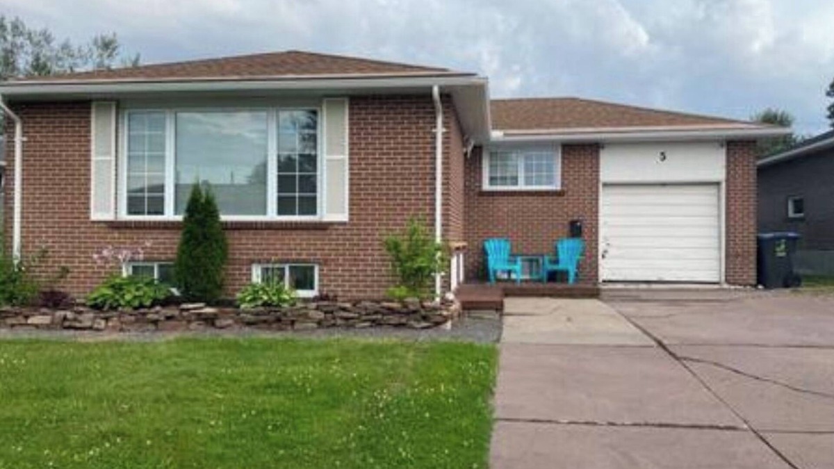 Algoma District House | West End Lodging n