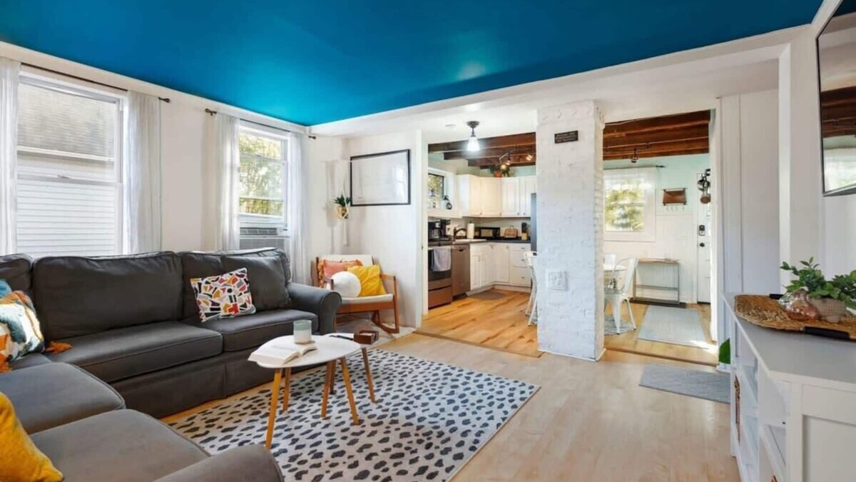 Portsmouth House | West End | Pet Friendly | Fenced-in Yard | Grill