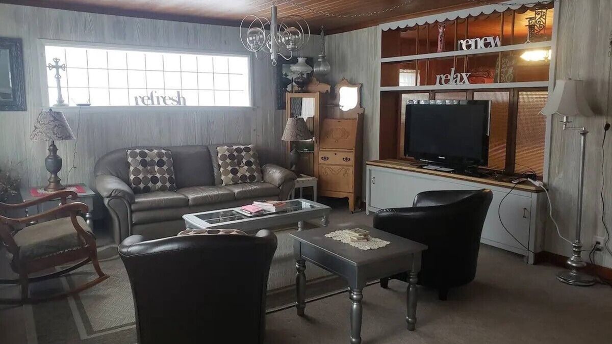 Ishpeming Apartment | West End Stay & Play: Back Unit