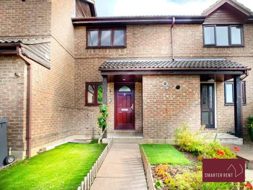 West End Apartment | West End, Woking - 2 Bed House With Parking and Garden