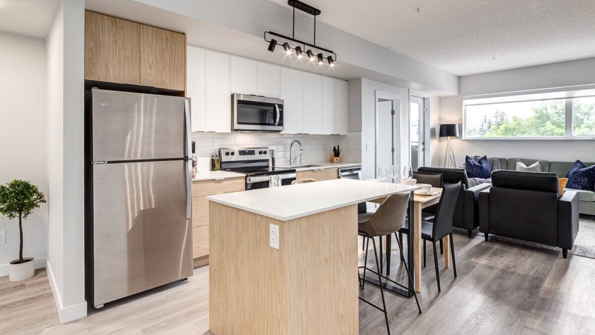 Marda Loop Apartment | West Facing w/ 2 King Beds, Great For Families