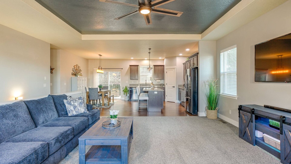West Salem House | West Hills Getaway - prime location, amazing views