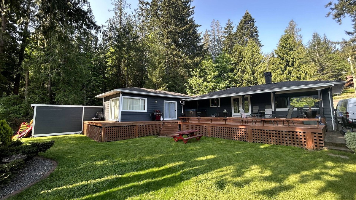 Shawnigan Lake House | West House! A beautiful lake front home with hot tub and dock.