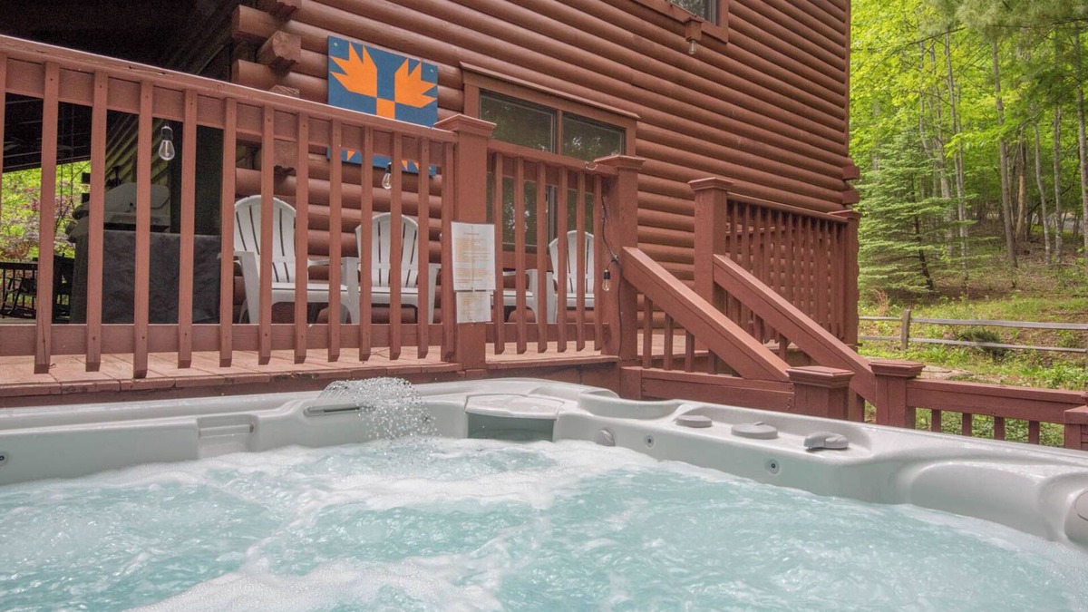 West Jefferson Cabin | West Jefferson Cabin - Hot Tub + Gas Fireplace + King Beds