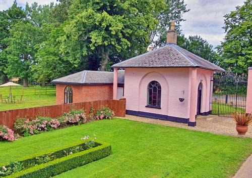 Wymondham House | West Lodge