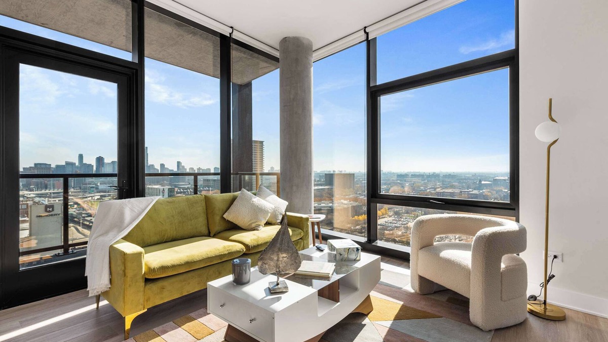 West Loop Apartment | West Loop Charm: Dining & Nightlife, Balcony