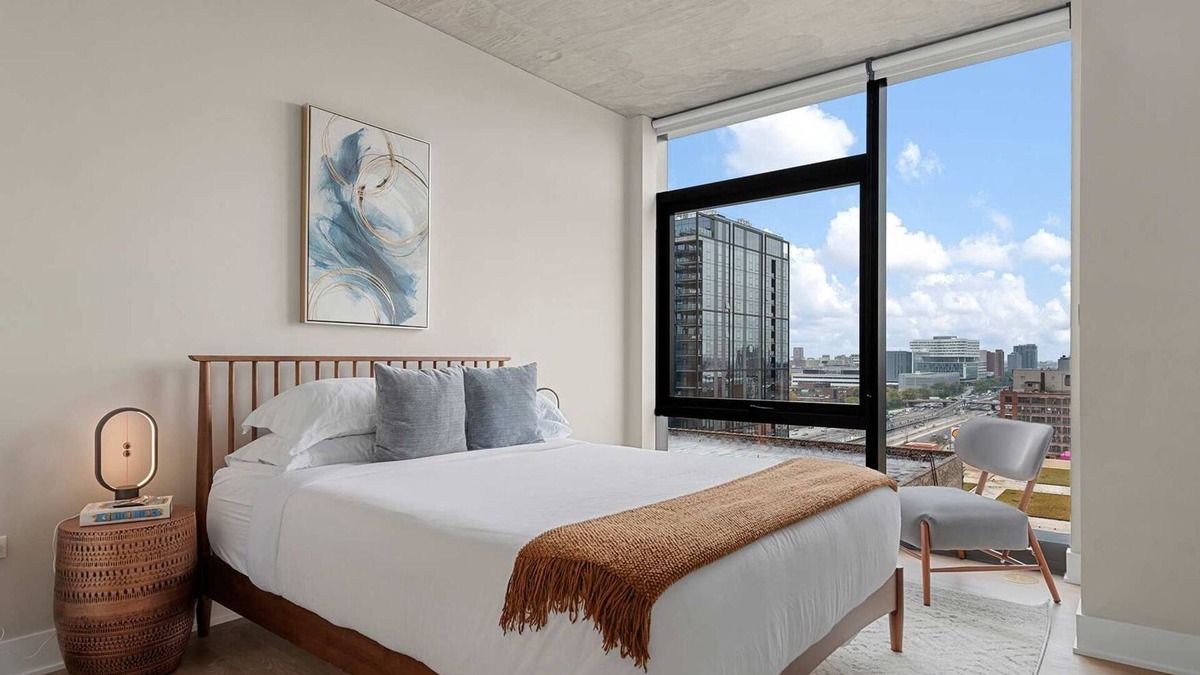West Loop Apartment | West Loop Group Hub: 3 Modern 2BR apartments