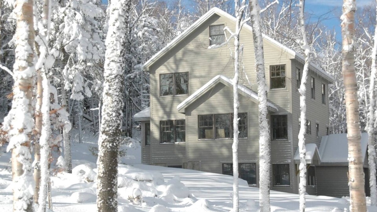 Carrabassett Valley House | West Mountain Trailside - ski in/ski out breakaway apartment.