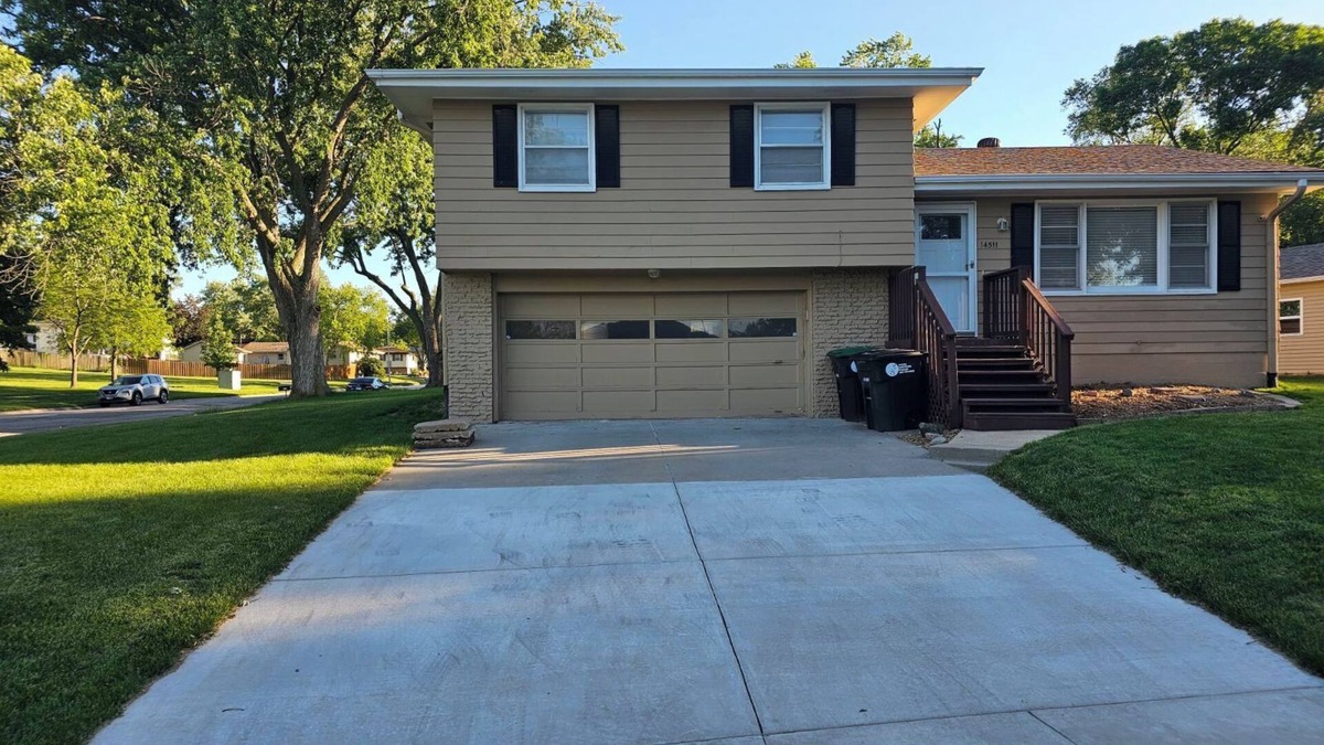 Millard House | West Omaha home. clean, nice & safe ! Near a park