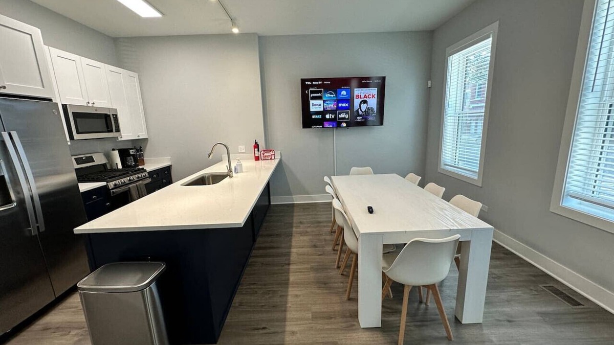 Heart of Chicago Condo | West Pilsen Hideaway