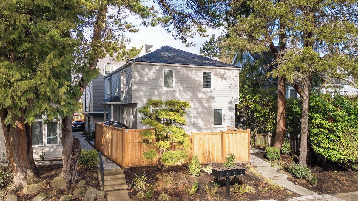 North Admiral House | West Seattle Retreat w/3 AC - Near Alki Beach