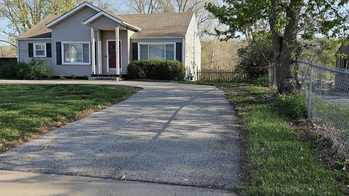 Shawnee House | West side of Kansas City Area, minutes from the Kansas Speedway.