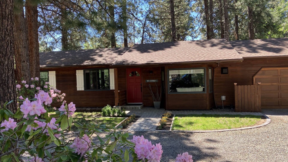 Westbrook Meadows House | West Side on Road to Mountain & Biking │Hot Tub │Tucked in the Pines