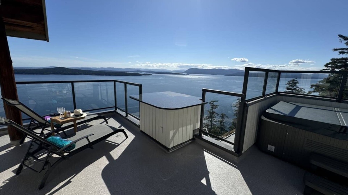 Pender Island Apartment | West Suite- Ocean Front Suite with private Hot tub