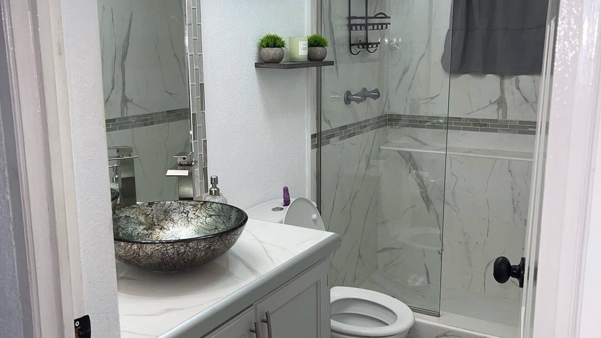 Wanstead Apartment | West view 1- ask about our special rates ! free wifi, modern, near the beach