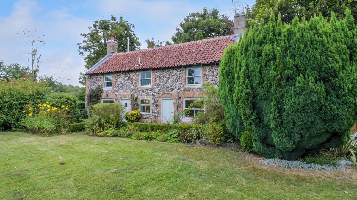 Feltwell Cottage | WEST VIEW, family friendly, character holiday cottage in Feltwell