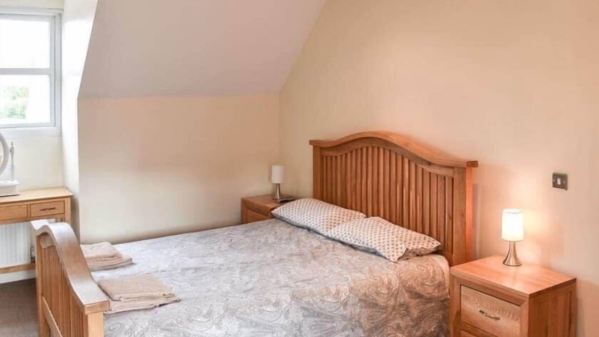 Normanton House | West Yorkshire-Three Storey Townhouse -Free parking